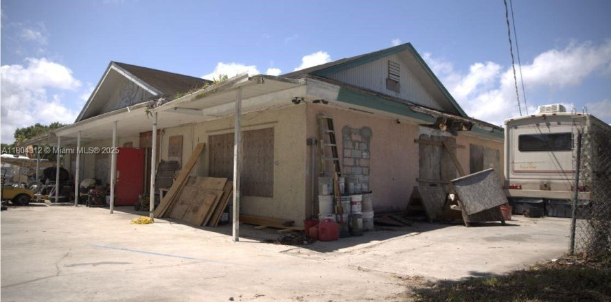 Commercial property in St. Lucie, Florida № 2154588