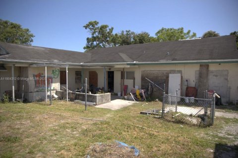 Commercial property in St. Lucie, Florida № 2154588 - photo 2