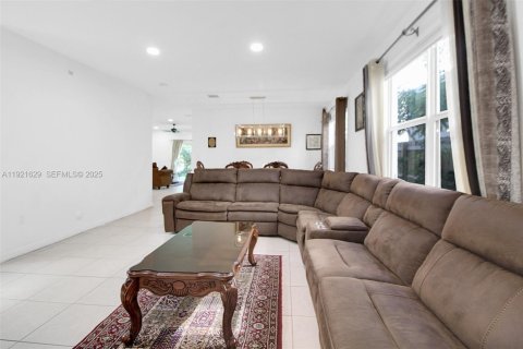 Купить виллу или дом в Хомстед, Флорида 5 спален, 269.88м2, № 1976430 - фото 14