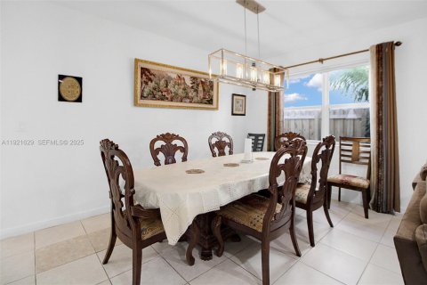 Купить виллу или дом в Хомстед, Флорида 5 спален, 269.88м2, № 1976430 - фото 12