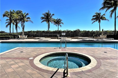 Condominio en venta en Hallandale Beach, Florida, 2 dormitorios № 1881454 - foto 30
