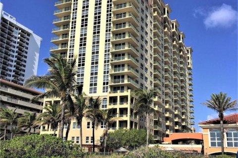 Condominio en venta en Hallandale Beach, Florida, 2 dormitorios № 1881454 - foto 24