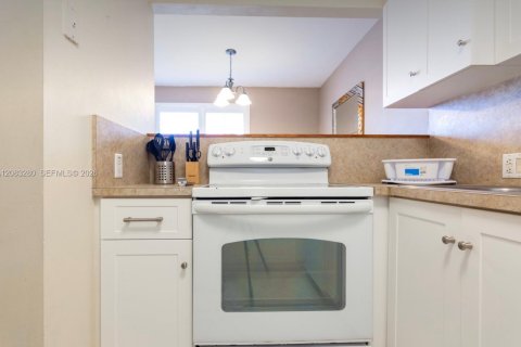 Copropriété à louer à Miami, Floride: 2 chambres, 105.91 m2 № 2353634 - photo 9