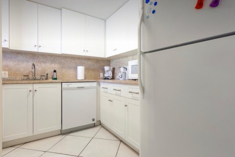Copropriété à louer à Miami, Floride: 2 chambres, 105.91 m2 № 2353634 - photo 11