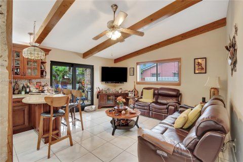Villa ou maison à vendre à Miami, Floride: 4 chambres, 176.98 m2 № 1930913 - photo 6