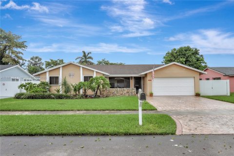Villa ou maison à vendre à Miami, Floride: 4 chambres, 176.98 m2 № 1930913 - photo 1