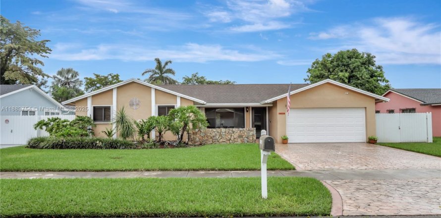 Villa ou maison à Miami, Floride 4 chambres, 176.98 m2 № 1930913