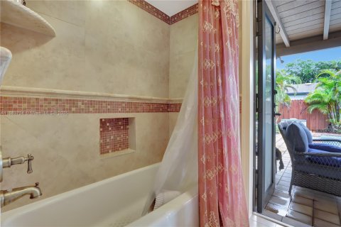 Villa ou maison à vendre à Miami, Floride: 4 chambres, 176.98 m2 № 1930913 - photo 10