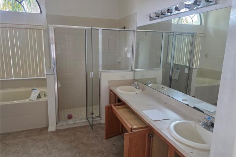 House in Davenport, Florida 5 bedrooms, 323.67 sq.m. № 1916037 - photo 5