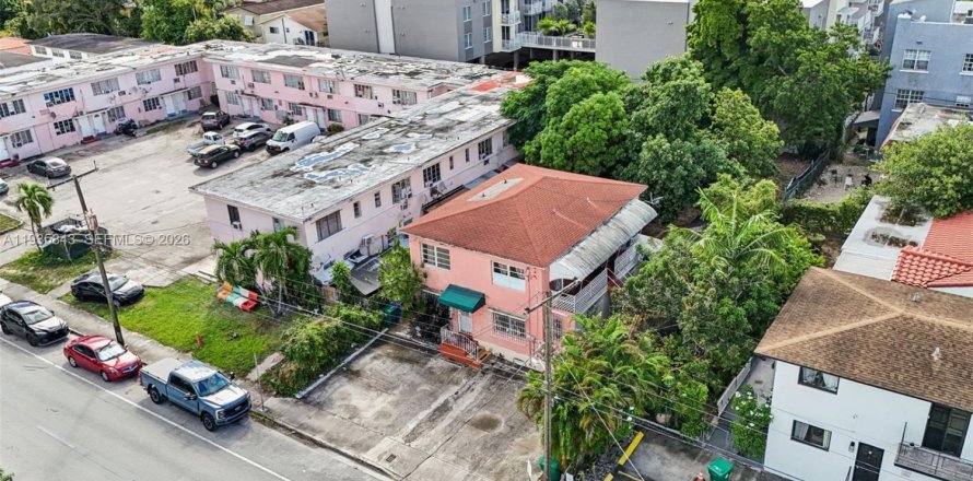 Commercial property in Miami, Florida 186.92 sq.m. № 2152557