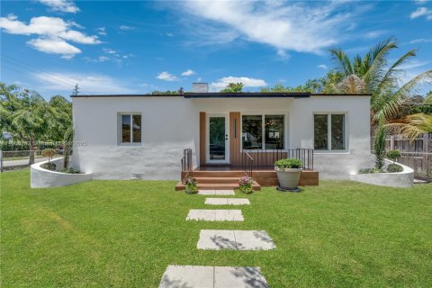 Casa en venta en Miami, Florida, 4 dormitorios, 154.87 m2 № 1892657 - foto 1