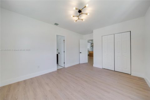 Casa en venta en Miami, Florida, 4 dormitorios, 154.87 m2 № 1892657 - foto 4