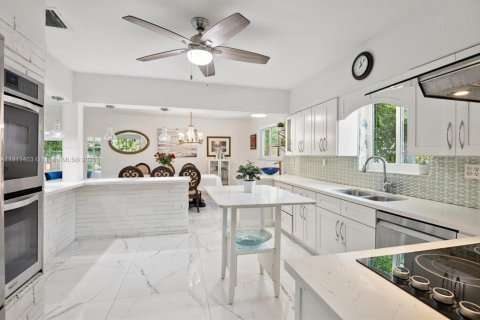 House in Miami, Florida 5 bedrooms, 210.52 sq.m. № 1967669 - photo 9