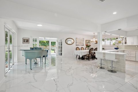 House in Miami, Florida 5 bedrooms, 210.52 sq.m. № 1967669 - photo 5
