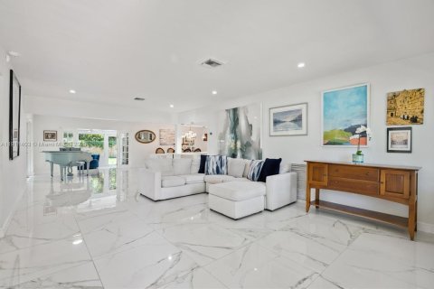 House in Miami, Florida 5 bedrooms, 210.52 sq.m. № 1967669 - photo 3