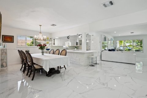 House in Miami, Florida 5 bedrooms, 210.52 sq.m. № 1967669 - photo 6