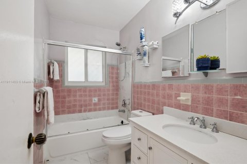 House in Miami, Florida 5 bedrooms, 210.52 sq.m. № 1967669 - photo 19