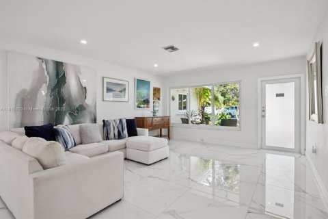 House in Miami, Florida 5 bedrooms, 210.52 sq.m. № 1967669 - photo 4