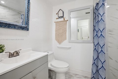 House in Miami, Florida 5 bedrooms, 210.52 sq.m. № 1967669 - photo 15