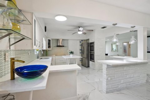 House in Miami, Florida 5 bedrooms, 210.52 sq.m. № 1967669 - photo 7