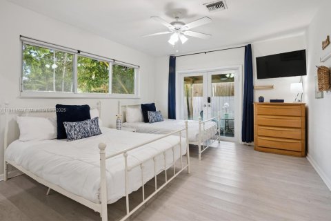 House in Miami, Florida 5 bedrooms, 210.52 sq.m. № 1967669 - photo 12