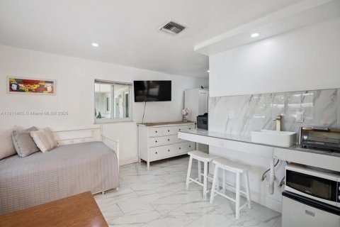 House in Miami, Florida 5 bedrooms, 210.52 sq.m. № 1967669 - photo 11