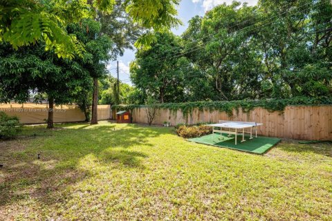House in Miami, Florida 5 bedrooms, 210.52 sq.m. № 1967669 - photo 26