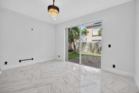 House in West Palm Beach, Florida 4 bedrooms, 173.45 sq.m. № 2401248 - photo 3