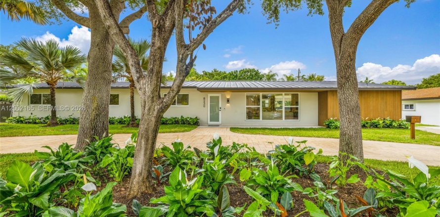 House in Palmetto Bay, Florida 6 bedrooms, 323.76 sq.m. № 2067689