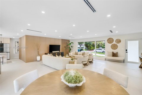 House in Palmetto Bay, Florida 6 bedrooms, 323.76 sq.m. № 2067689 - photo 11