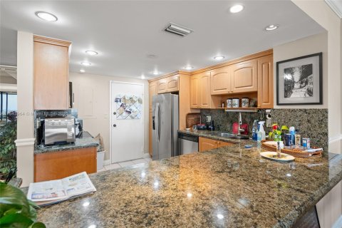 Condo in Miami, Florida, 2 bedrooms  № 1839174 - photo 5