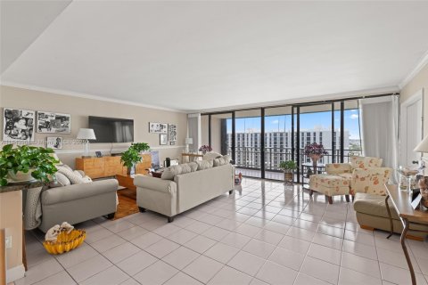 Condo in Miami, Florida, 2 bedrooms  № 1839174 - photo 2