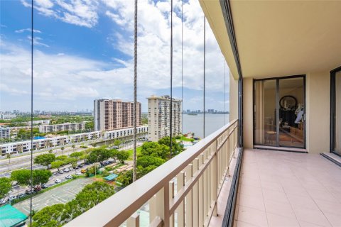 Condo in Miami, Florida, 2 bedrooms  № 1839174 - photo 21