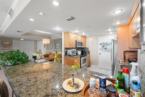 Condo in Miami, Florida, 2 bedrooms  № 1839174 - photo 4