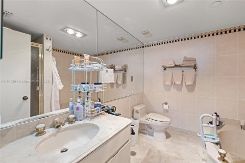 Condo in Miami, Florida, 2 bedrooms  № 1839174 - photo 12