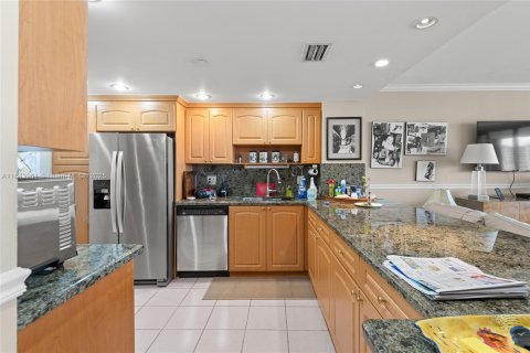 Condo in Miami, Florida, 2 bedrooms  № 1839174 - photo 6