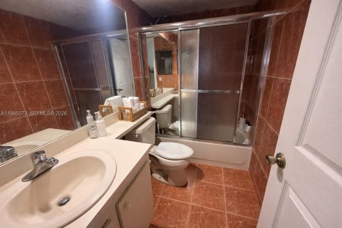 Condo in Hialeah, Florida, 2 bedrooms  № 2053001 - photo 13