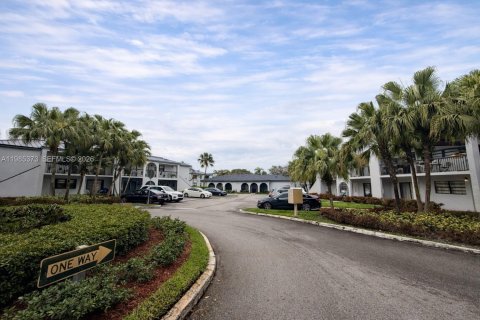 Condo in Hialeah, Florida, 2 bedrooms  № 2053001 - photo 30