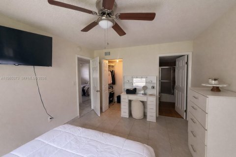 Condo in Hialeah, Florida, 2 bedrooms  № 2053001 - photo 12