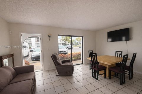 Condo in Hialeah, Florida, 2 bedrooms  № 2053001 - photo 6