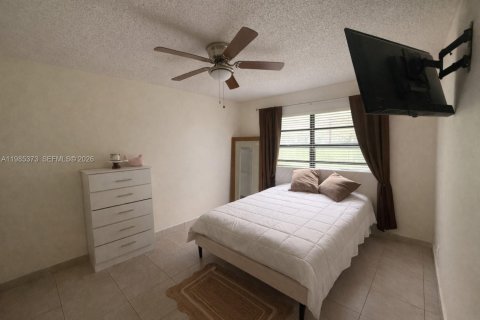 Condo in Hialeah, Florida, 2 bedrooms  № 2053001 - photo 11