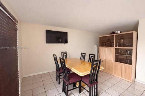 Condo in Hialeah, Florida, 2 bedrooms  № 2053001 - photo 7