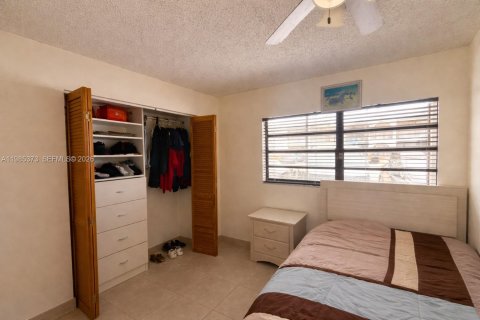 Condo in Hialeah, Florida, 2 bedrooms  № 2053001 - photo 15