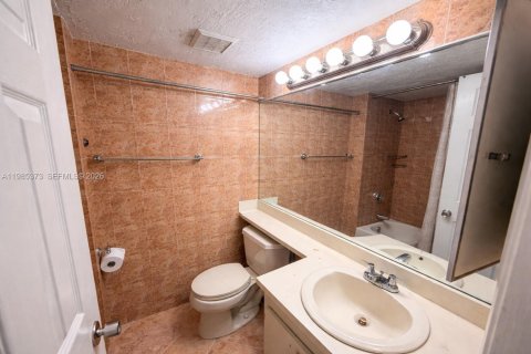Condo in Hialeah, Florida, 2 bedrooms  № 2053001 - photo 9
