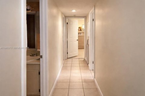 Condo in Hialeah, Florida, 2 bedrooms  № 2053001 - photo 10