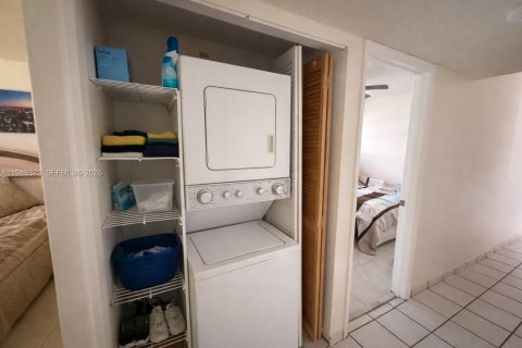 Condo in Hialeah, Florida, 2 bedrooms  № 2053001 - photo 19