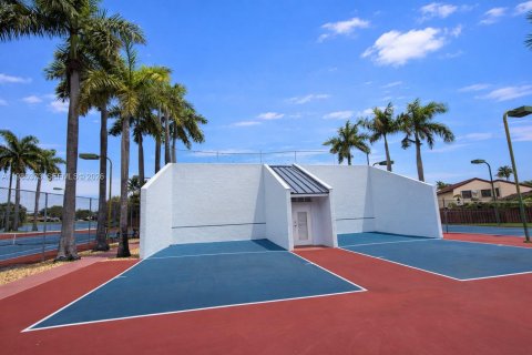 Condo in Hialeah, Florida, 2 bedrooms  № 2053001 - photo 24