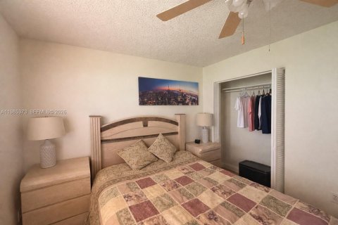 Condo in Hialeah, Florida, 2 bedrooms  № 2053001 - photo 16