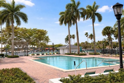 Condo in Hialeah, Florida, 2 bedrooms  № 2053001 - photo 23