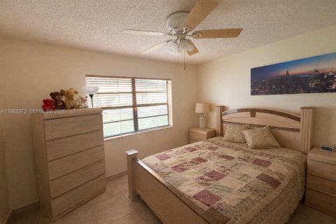 Condo in Hialeah, Florida, 2 bedrooms  № 2053001 - photo 17